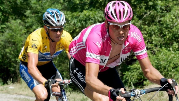 Jan Ullrich (r) und Lance Armstrong. - &copy; epa Gero Breloer/dpa