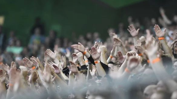 Fans jubeln im Stadion. - &copy; Bernd Thissen/dpa/Symbolbild