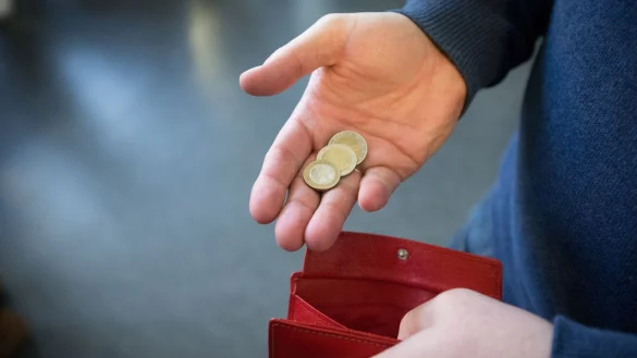 Mit einer Serie von Zinserhöhungen stemmen sich die Euro-Währungshüter gegen die deutlich erhöhte Teuerung. - © Friso Gentsch/dpa