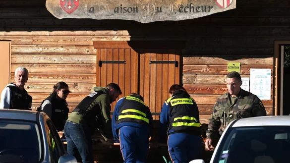 Franz&ouml;sische Gendarmen und Mitglieder des Zivilschutzes beteiligen sich an der Suche nach dem 15-j&auml;hrigen M&auml;dchen, das auf dem Weg von ihrem Haus zum Bahnhof von Saint-Blaise-la-Roche verschwand. - &copy; Patrick Hertzog/AFP/dpa