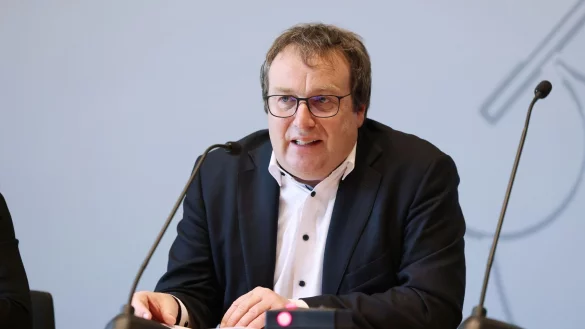 Landesverkehrsminister Oliver Krischer (Gr&uuml;ne) spricht w&auml;hrend einer Pressekonferenz. - &copy; David Young/dpa