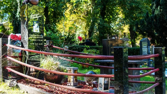 Ein Leben f&uuml;r den Boxring: die letzte Ruhest&auml;tte von Graciano Rocchigiani auf dem St. Matth&auml;us Friedhof in Sch&ouml;neberg. - &copy; Bernd Diekjobst/dpa-tmn
