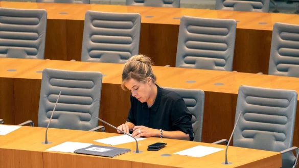 Mona Neubaur (B&uuml;ndnis 90/Die Gr&uuml;nen) Ministerin f&uuml;r Wirtschaft, Industrie, Klimaschutz und Energie, sitzt im Landtag. - &copy; Thomas Banneyer/dpa