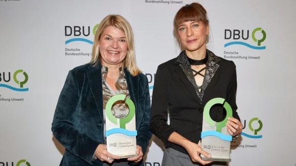 Die Preistr&auml;gerinnen Dagmar Fritz-Kramer (l) und Friederike Otto bei der Preisverleihung in L&uuml;beck. - &copy; Georg Wendt/dpa