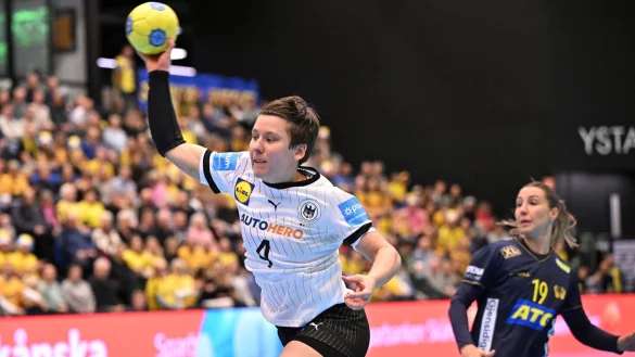 Alina Grijseels (l) und die DHB-Frauen setzten sich in Schweden durch. - &copy; Johan Nilsson/TT News Agency/AP/dpa