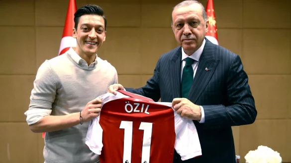 Auslöser einer großen Debatte: Das Foto von Recep Tayyip Erdogan (r) und Mesut Özil. - © -/AP/dpa