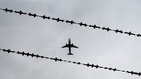 Die Ampel will mit Verfahrensvereinfachungen daf&uuml;r sorgen, dass Abschiebungen nicht mehr so oft im letzten Moment scheitern, etwa weil die Betroffenen nicht auffindbar sind (Symbolbild). - &copy; Julian Stratenschulte/dpa