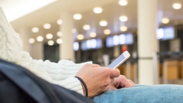 Betrugsmaschen mit gefakten Websites: Davor müssen sich auch Reisende in Acht nehmen, die bei Problemen schnell ihren Veranstalter oder ihre Airline erreichen wollen. - © Christin Klose/dpa-tmn