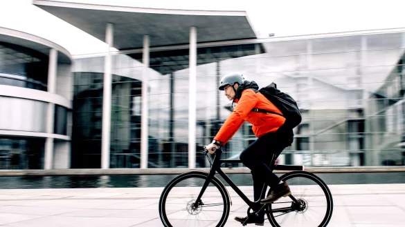 Mit welchem Rucksack der Laptop trocken zur Arbeit und zur&uuml;ck kommt, hat Stiftung Warentest gepr&uuml;ft. - &copy; Zacharie Scheurer/dpa-tmn