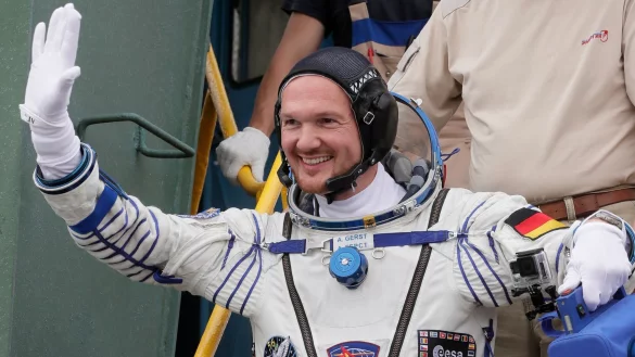 Der deutsche Astronaut Alexander Gerst winkt vor dem Abflug zur Raumstation ISS (2018). - &copy; Dmitri Lovetsky/AP POOL/dpa