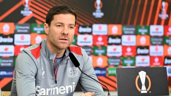 Leverkusens Trainer Xabi Alonso beantwortet die Fragen von Journalisten. - &copy; Federico Gambarini/dpa