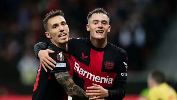 Erzielten drei der f&uuml;nf Leverkusener Treffer gegen Karabach Agdam: Alejandro Grimaldo (l) und Florian Wirtz. - &copy; Marius Becker/dpa