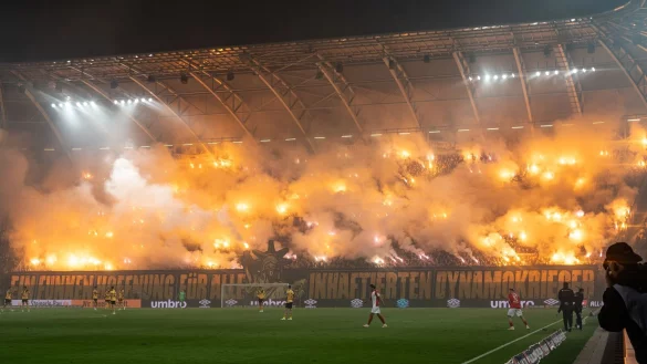 Dynamo Dresden Fans z&uuml;nden Bengalos. - &copy; Robert Michael/dpa