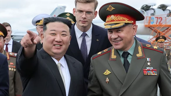 Nordkoreas Machthaber Kim Jong Un (l.) bei einem Besuch im September neben dem russischen Verteidigungsminister Sergej Schoigu auf dem internationalen Flughafen von Wladiwostok. - &copy; Uncredited/kcna/dpa