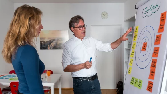 Walther Bruckschen coacht Leonie Petschownik bei der Suche nach einem geeigneten Studienplatz. - © Daniel Vogl/dpa/dpa-tmn