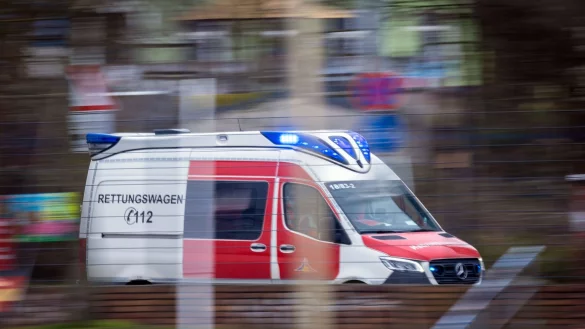 Ein Rettungswagen ist mit Blaulich im Einsatz. - &copy; Jens B&uuml;ttner/dpa/Symbolbild