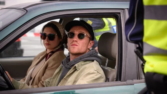 Katharina Nesytowa als Galina und Artjom Gilz als Tom in einer Szene von &laquo;Die Whistleblowerin&raquo;. - &copy; Christoph Assmann/ZDF/dpa