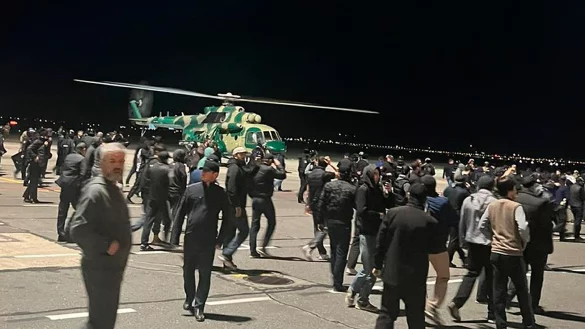 In Machatschkala sind zahlreiche Menschen auf das Flugfeld gelaufen, weil dort eine Maschine aus Tel Aviv gelandet war. - &copy; Uncredited/AP/dpa