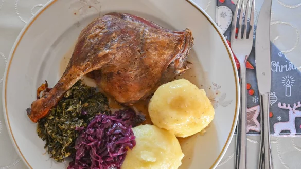 Das Weihnachtsessen nicht in Gefahr: Eine Entenkeule mit Kl&ouml;&szlig;en, Rotkohl und Gr&uuml;nkohl wird serviert. - &copy; Patrick Pleul/dpa