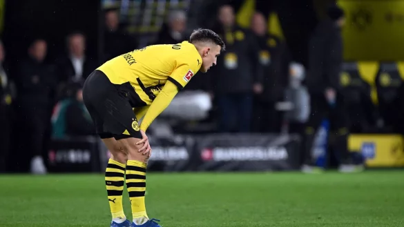 Dortmunds Nico Schlotterbeck steht auf dem Spielfeld. - &copy; Federico Gambarini/dpa