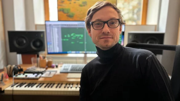 Sascha Blank in seinem Studio. Er erh&auml;lt mit dem Dokumentarfilm &laquo;Wings of Dust&raquo;, f&uuml;r den er die Filmmusik geschrieben hat, den renommierten Student Academy Award. - &copy; ---/Sascha Blank /dpa