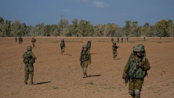 Israelische Soldaten patrouillieren am 20. Oktober im S&uuml;den Israels nahe der Grenze zum Gazastreifen. - &copy; Ohad Zwigenberg/AP/dpa