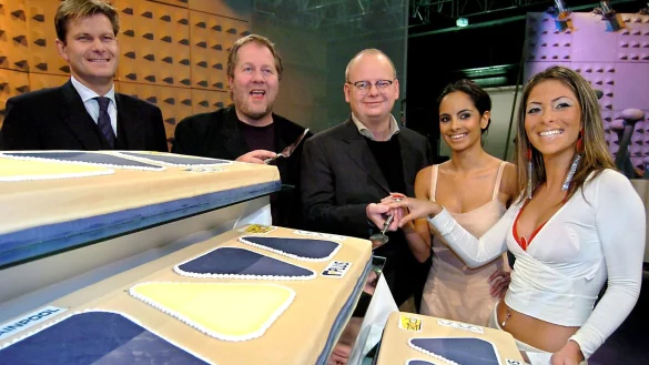 Anl&auml;sslich des 10-j&auml;hrigen Geburtstages des K&ouml;lner Musiksenders VIVA wird eine Riesen-Torte von den Vorstandsmitgliedern in K&ouml;ln angeschnitten. - &copy; Roland Scheidemann/dpa