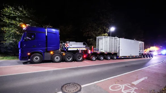 Ein Castor-Transporter unter Polizeischutz verl&auml;sst das Werk in J&uuml;lich um zum Endlager in Ahaus zu fahren. - &copy; David Young/dpa