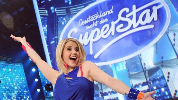 Die Schweizer S&auml;ngerin Beatrice Egli vor dem Logo von "DSDS". - &copy; Henning Kaiser/dpa