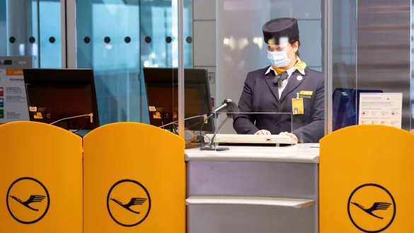 Eine Mitarbeiterin der Lufthansa bereitet an einem Gate am Flughafen München das Boarding für einen Flug vor. Verdi fordert mehr Geld für das Bodenpersonal. (Archivbild) - © Sven Hoppe/dpa