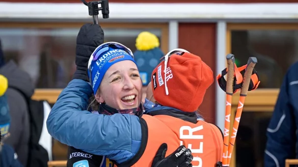 Biathletin Franziska Preu&szlig; (l) jubelt in &Ouml;stzersund &uuml;ber ihren zweiten Platz. - &copy; Anders Wiklund/TT News Agency/AP/dpa