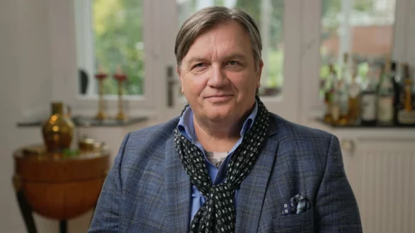 Hape Kerkeling in einer Szene in der Dokumentation &laquo;Loriot100&raquo;, ein Film von Andr&eacute; Sch&auml;fer, der am Montag (06.11.23) um 20:15 Uhr im ERSTEN gezeigt werden soll. - &copy; Andy Lehmann/Florianfilm/SWR/dpa