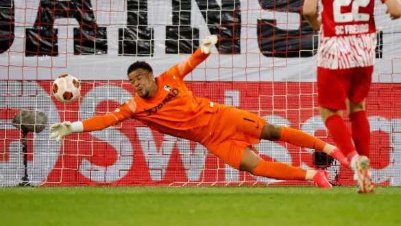 Freiburgs Torwart Noah Atubolu in Aktion. - &copy; Philipp von Ditfurth/dpa