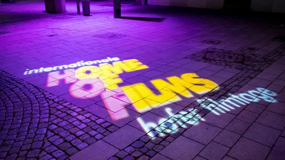 Das Logo der internationalen Hofer Filmtage wird in der Hofer Innenstadt auf den Boden projiziert. - &copy; Daniel Vogl/dpa