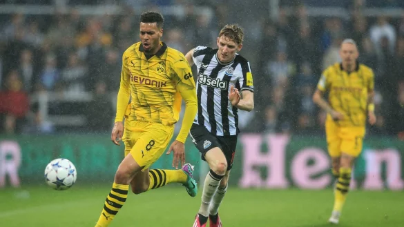 Dortmunds Felix Nmecha (l) und Newcastles Anthony Gordon k&auml;mpfen um den Ball. - &copy; Lindsey Parnaby/dpa