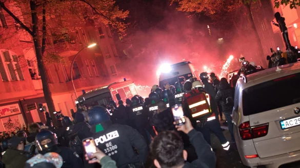 Bei der verbotenen Demonstration in Neuk&ouml;lln wird Pyrotechnik abgebrannt. - &copy; Paul Zinken/dpa