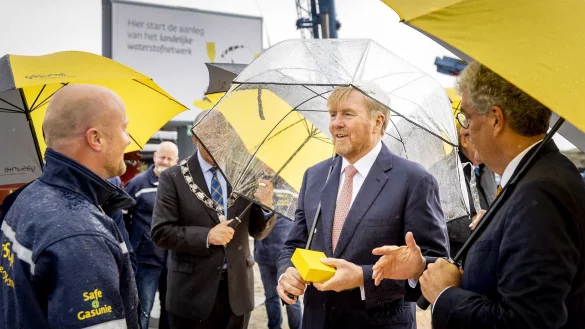 Der niederl&auml;ndische K&ouml;nig Willem-Alexander (M) hat im Hafen von Rotterdam das Startzeichen f&uuml;r den Bau eines internationalen Wasserstoffnetzwerkes gegeben. - &copy; Koen Van Weel/ANP/dpa