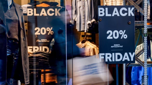 Rabatte, Rabatte, Rabatte: Viele Händler werben rund um den Black Friday mit Angeboten. - © Axel Heimken/dpa