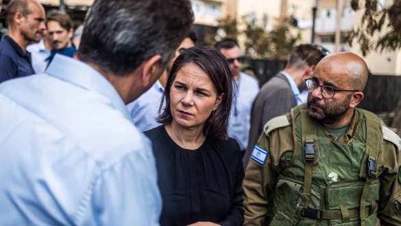 Israels Au&szlig;enminister Eli Cohen (links) und Bundesau&szlig;enministerin Annalena Baerbock im Gespr&auml;ch. - &copy; Ilia Yefimovich/dpa