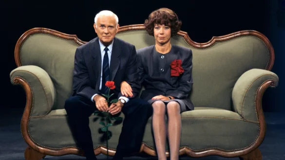 Loriot mit Evelyn Hamann auf dem ber&uuml;hmten Sofa (1989). - &copy; picture alliance/dpa/SWR/dpa
