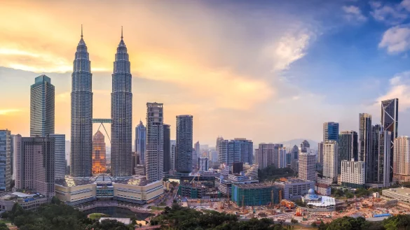 Panoramablick vom KL Tower: Von dort bietet sich die beste Aussicht auf die Skyline Kuala Lumpurs mit den berühmten Petronas Towers. - © Wasin Pummarin/Tourism Malaysia/dpa-tmn