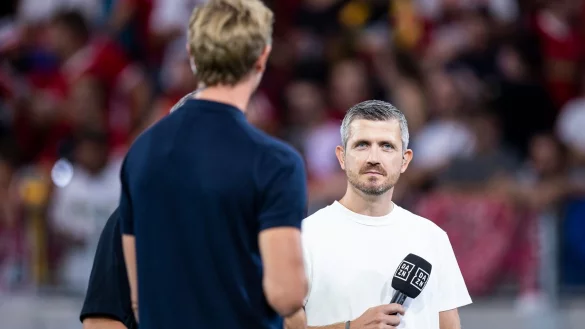 Sebastian Knei&szlig;l (r) soll testweise die Videoschiedsrichter im K&ouml;lner Keller unterst&uuml;tzen. - &copy; Tom Weller/dpa