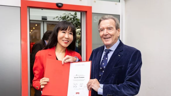 Altkanzler Gerhard Schr&ouml;der wurde f&uuml;r 60 Jahre Parteimitgliedschaft geehrt. Seine Frau So-yeon Schr&ouml;der-Kim begleitete ihn nach Hannover. - &copy; Moritz Frankenberg/dpa