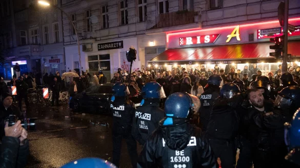 In Berlin-Neuk&ouml;lln versammelten sich am Samstagabend etwa 50 Menschen zu einer pro-pal&auml;stinensischen Demo. - &copy; Paul Zinken/dpa