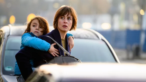 Marta (Susanne Wolff) tr&auml;gt ihren kleinen Sohn Nathan (Elia Gezer). - &copy; Martin Rottenkolber/WDR/Arte/dpa