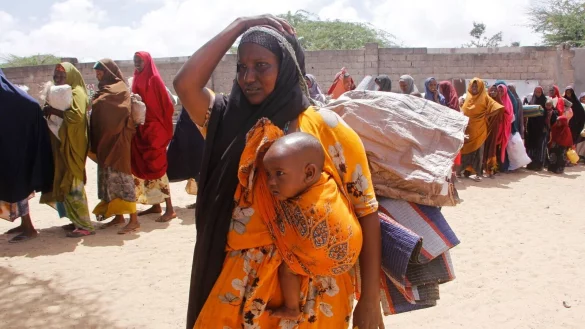 Menschen, die vor einer D&uuml;rre geflohen sind, in einer behelfsm&auml;&szlig;igen Unterkunft f&uuml;r Vertriebene in Mogadischu (Somalia). - &copy; Farah Abdi Warsameh/AP/dpa