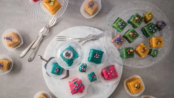 Mehrere Schichten aus Creme und Biskuitteig ziehen als Petit Fours die Blicke auf sich. - &copy; Christin Klose/dpa-tmn
