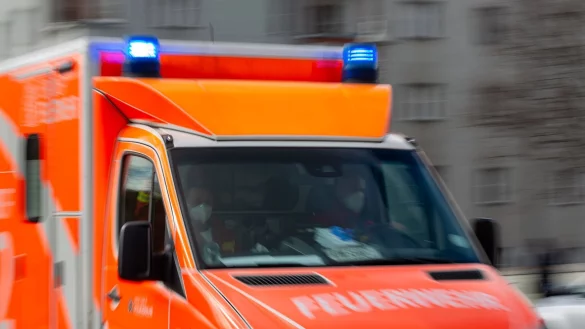 Ein Rettungswagen der Feuerwehr f&auml;hrt auf einer Stra&szlig;e. - &copy; Fernando Gutierrez-Juarez/dpa/Symbolbild