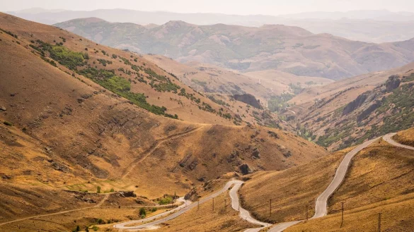 D915: Rei&szlig;erisch wird die 1916 von den Russen gebaute Bergroute immer wieder als &laquo;gef&auml;hrlichste Stra&szlig;e der Welt&raquo; tituliert. Auf der Passh&ouml;he angekommen, geht es in sanft geschwungenen Kurven &uuml;ber frischen Asphalt. - &copy; Mazda/dpa-tmn
