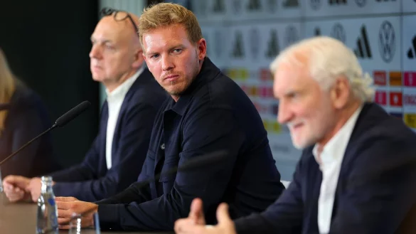 Sportdirektor Rudi V&ouml;ller (r) findet den ersten Kader von Neu-Bundestrainer Julian Nagelsmann (M) gut. - &copy; J&ouml;rg Halisch/dpa